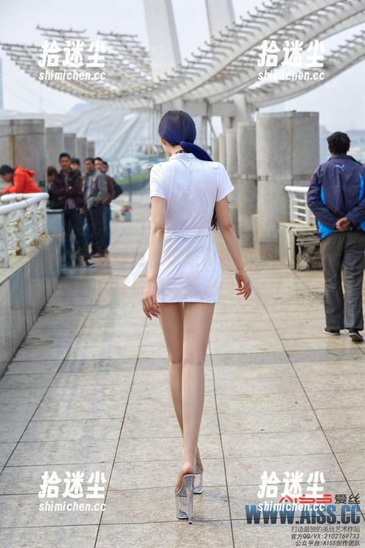 爱丝的美丝球童，像是徘徊在梦里——无人打扰的无圣光图像。