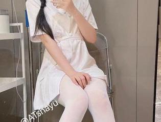 粉色诱惑：AT鲨撩动图库的灵动瞬间