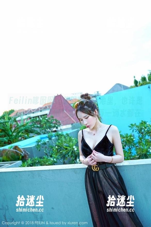 Feilin嗲囡囡 - 慕羽茜在泳池里，也许是在跟水亲密接触？套图里的每一滴水都在窃窃私语。