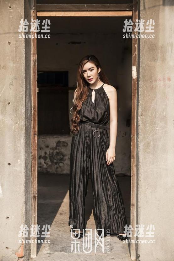 GIRLT果团网 - 一幅图集送上：户外的陈雅漫，恰似阳光下的影子球，好想过去挠一下！