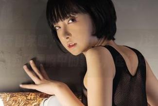 最新纯白套图来啦，HaNari(하나리)这次的装扮让我想到了晨曦中的雾气，虚幻又美好。