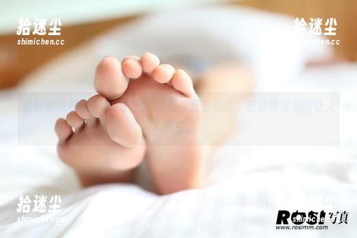 说好的透明感？ROSI定制的图片直击心坎，腿部线条美得让人难忘。