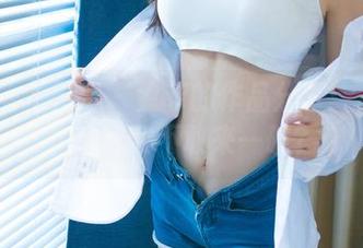 UGirls尤果网 – 尹菲的作品分享：女王范儿，你敢不敢来一碗？