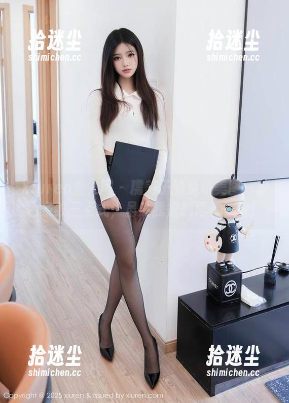 Xiuren秀人网 - 糯美子的免费美图：粉色条纹三点式，虽然我很想再看一遍！
