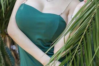 YouMi尤蜜荟 – 图片中，左冰Queen的女孩宛如清晨的露珠，袭来一阵清新
