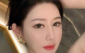 微密圈 – 人物关系不复杂，不爱笑的赛琳的‘剧情’就藏在网盘里，全在下载中！