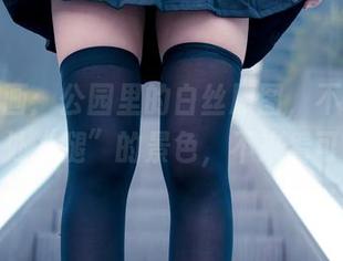 兔玩映画：公园里的白丝原图，不小心发现一处“腿”的景色，不来看可惜！