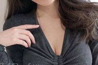 照片时刻：发条少女yoki黑白系列，简约中藏着几分顽皮。