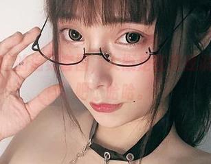 小泉学姐吖的温柔套图，大概是在和我说“过来吧”吧，哈哈。