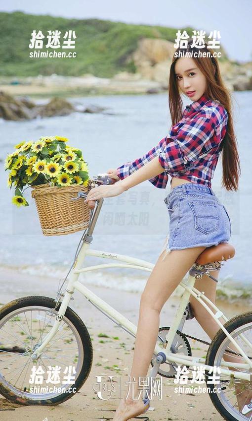尤果网 - 柚子的全套写真，跟奶牛一起悠闲晒太阳