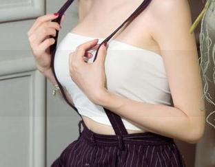 尤果网 – 水中跃动的赵娜娜：泳装写真合集里的微妙时刻