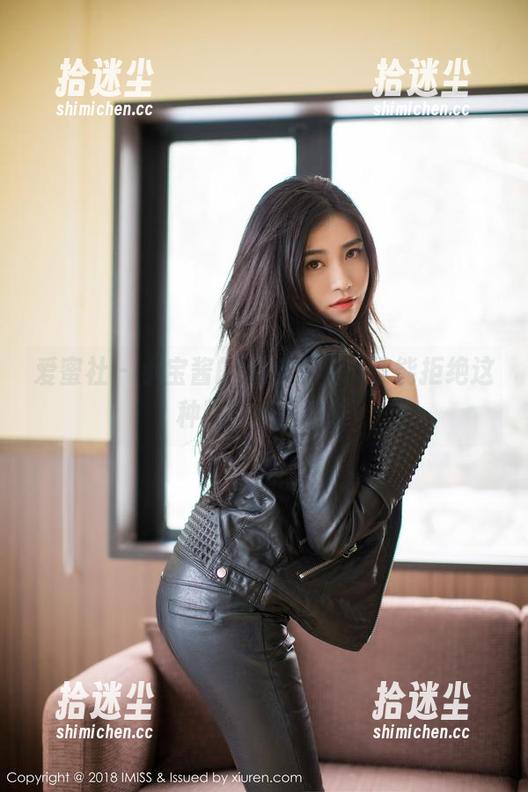 爱蜜社 - 小宝酱的短裙写真，谁能拒绝这种精选的诱惑？