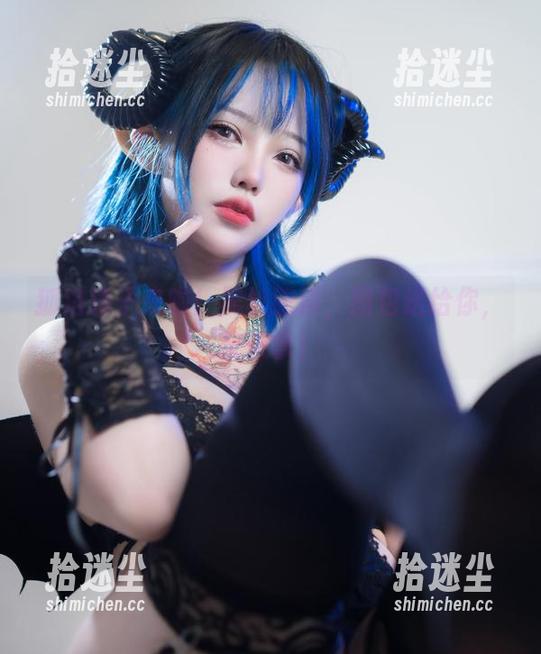 狐洛洛子来啦！黑丝撒娇，图包送给你，快来拿！