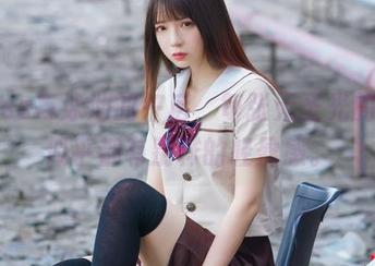 疯猫ss与泳池的午后，每张无圣光的图片似乎都有别样的轻盈感。