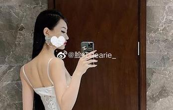 微密圈 – 看脸红Dearie在办公室的写真，谁能抗拒这种颓废的诱惑？