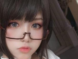 看着芊川一笑MNK的牛仔裤，感觉自己也想蹭蹭这免费的资源！