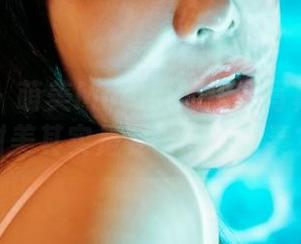 蜜桃社 – 萌美Moemi的圣诞写真：假装甜美其实是要被骂的节奏？