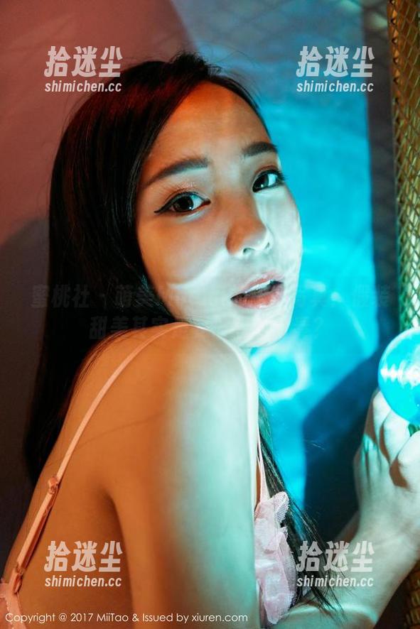 蜜桃社 - 萌美Moemi的圣诞写真：假装甜美其实是要被骂的节奏？