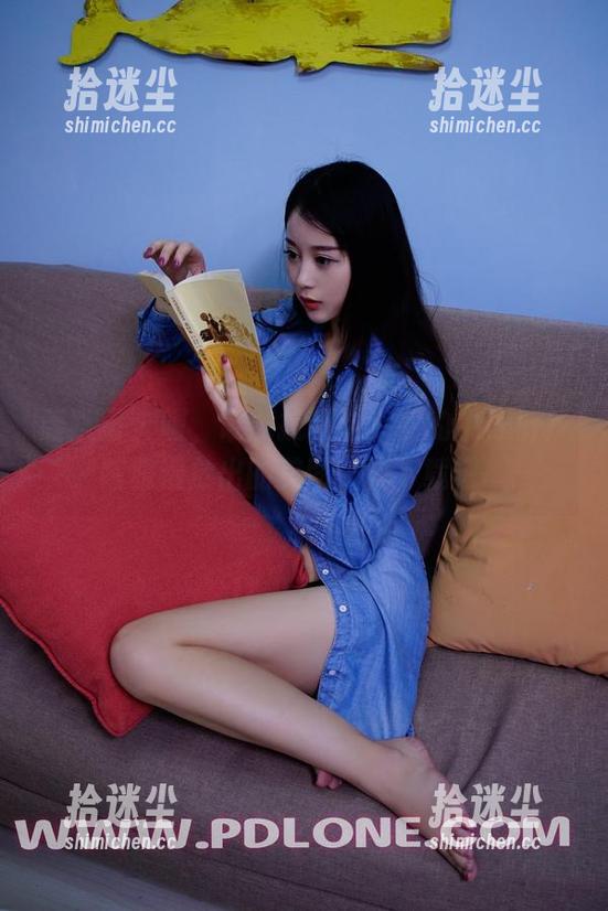 轰趴猫 - 喔，谁能抗拒猫步下的牛仔裤？陈雅漫放出的美图，快下载吧！