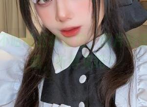 阿九从不咕咕红裙私拍，图片好像在说话哦，听得见吗？