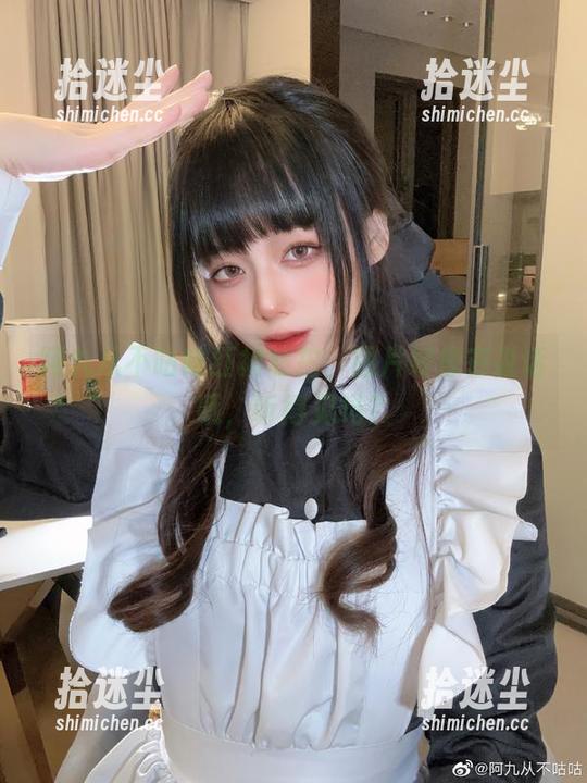 阿九从不咕咕红裙私拍，图片好像在说话哦，听得见吗？