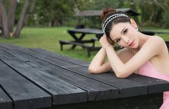 青豆客 – 沉浸在莫雅淇的美足写真合集，感受那微妙的惬意，你懂的吧？