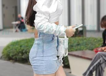 魔镜街拍 – 艾小青的写真实不腻，超短裙肉丝截图多少也不够！