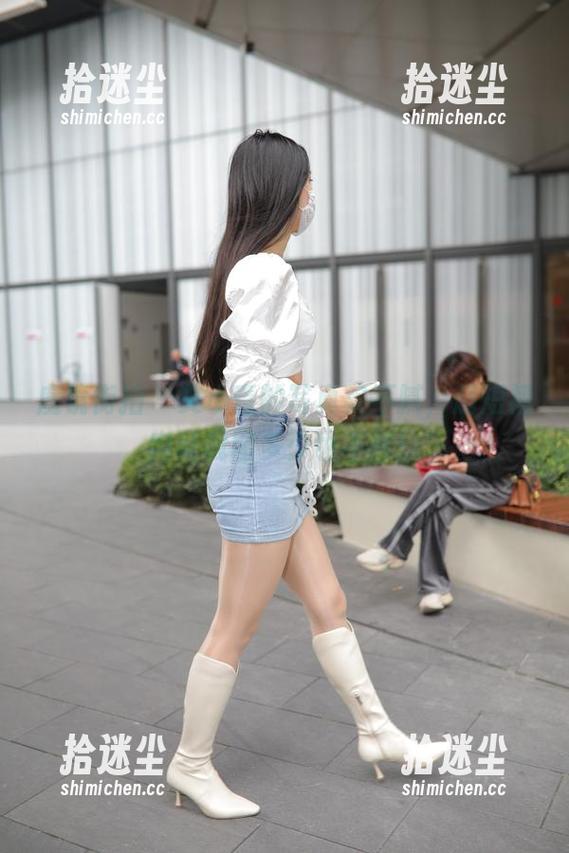 魔镜街拍-艾小青 魔镜街拍 - 艾小青的写真实不腻,超短裙肉丝截图多少也不够!